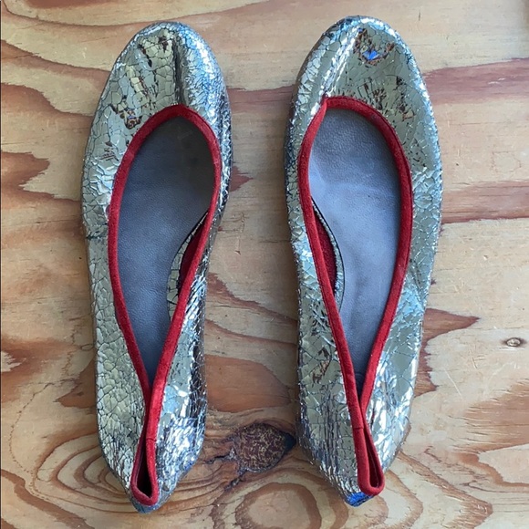 Joie Mirrored Silver Flats with Red Piping size 39 - Picture 1 of 4